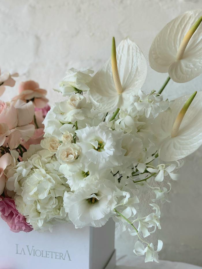 Daría, arreglo floral en caja con rosas inglesa y otras flores